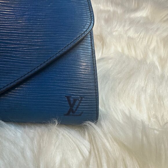 Authentic Louis Vuitton Epi Leather Arts-Deco Pochette Clutch - Picture 10 of 17